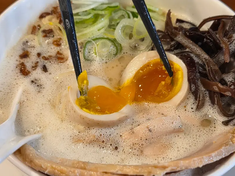 반숙 계란이 터지는 모습