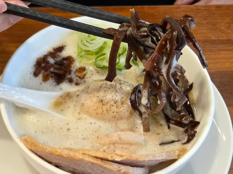 나무이버섯을 집어 올리는 모습