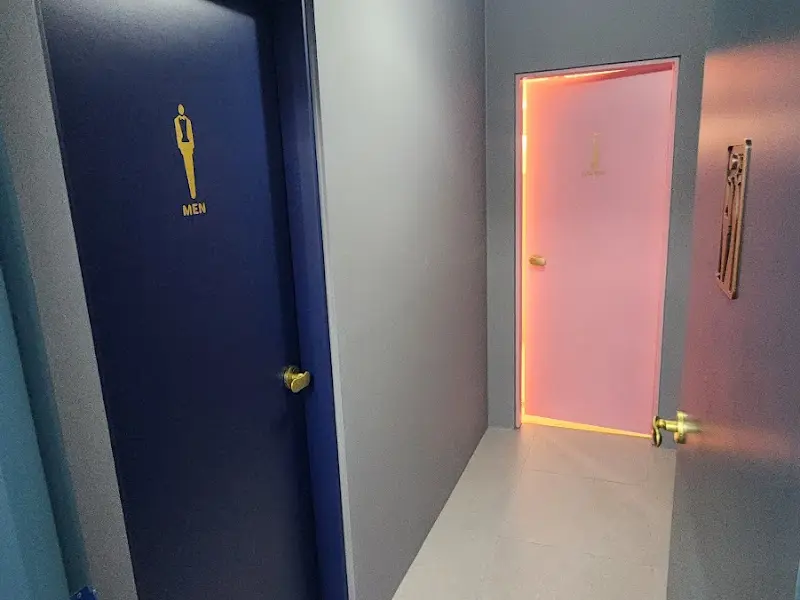 핫핑크색 화장실 문