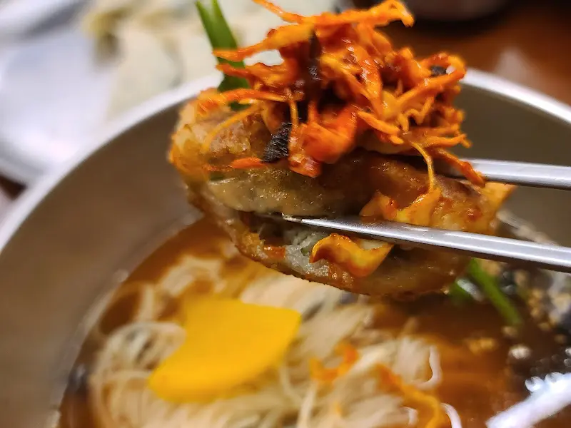 젓가락으로 집어 올린 만두