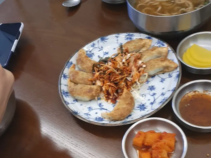 비빔만두와 국수