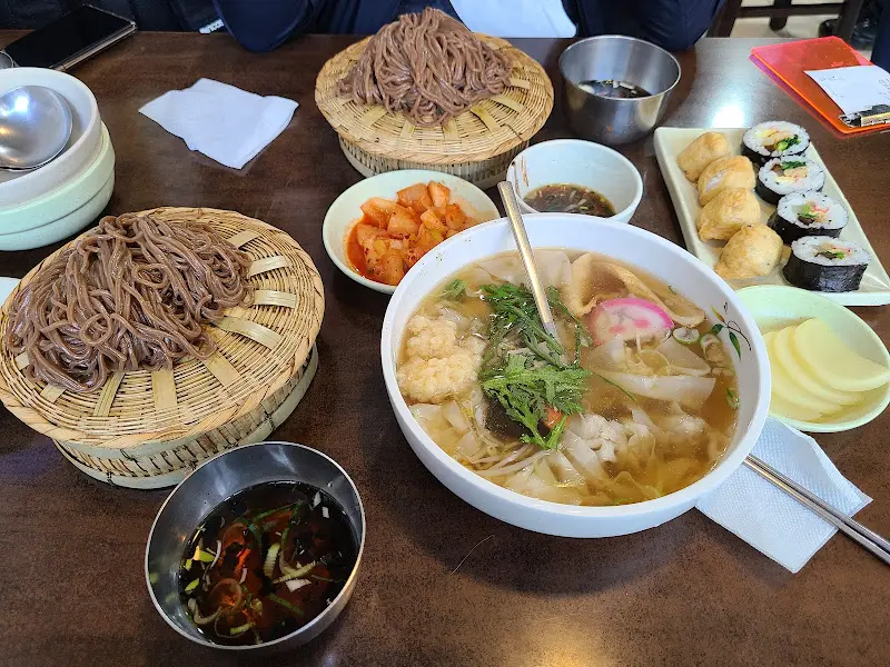 정갈하게 담겨 나온 소바