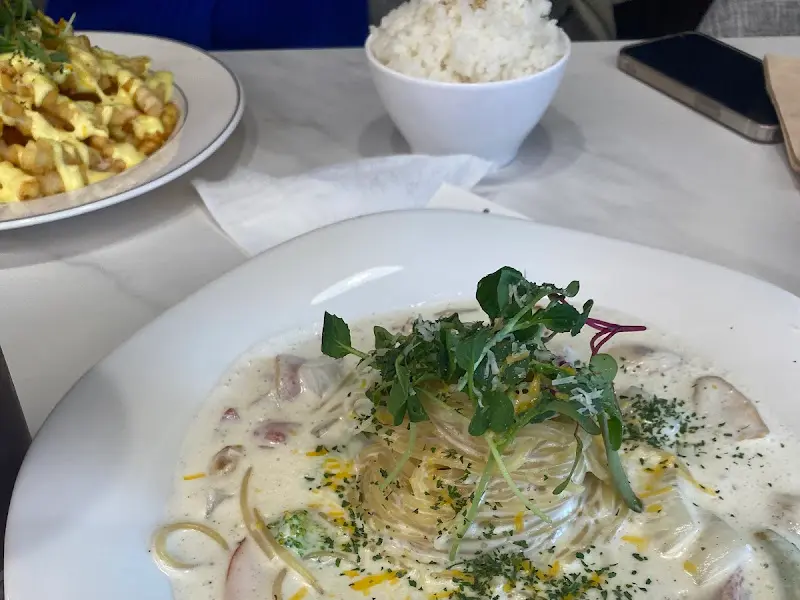 테이블 위에 놓인 크림 파스타와 밥