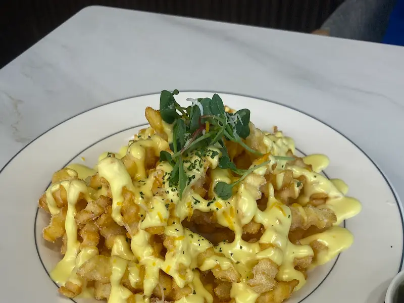 접시에 담긴 치즈 감자튀김