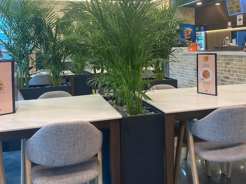 레스토랑 내부 테이블과 의자