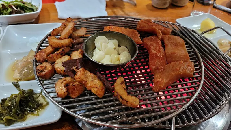 숯불 위에 구워지는 고기
