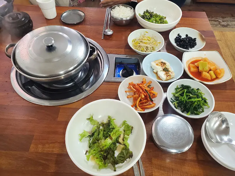 정갈하게 차려진 밑반찬과 콩나물탕 뚝배기