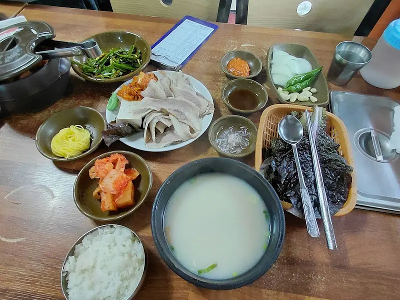 영진돼지국밥 수육백반과 돼지국밥 한 상 차림