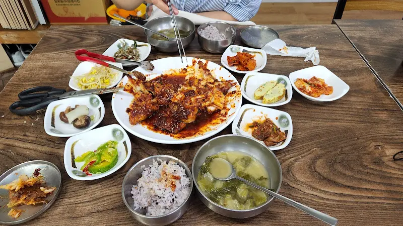 매콤한 양념에 버무려진 요리