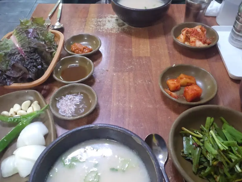 영진돼지국밥 테이블 세팅