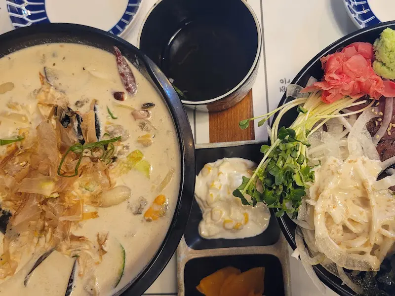 크림 짬뽕과 스테이크 덮밥 전체 사진. 정갈하게 담겨 나온 모습이 인상적이다.