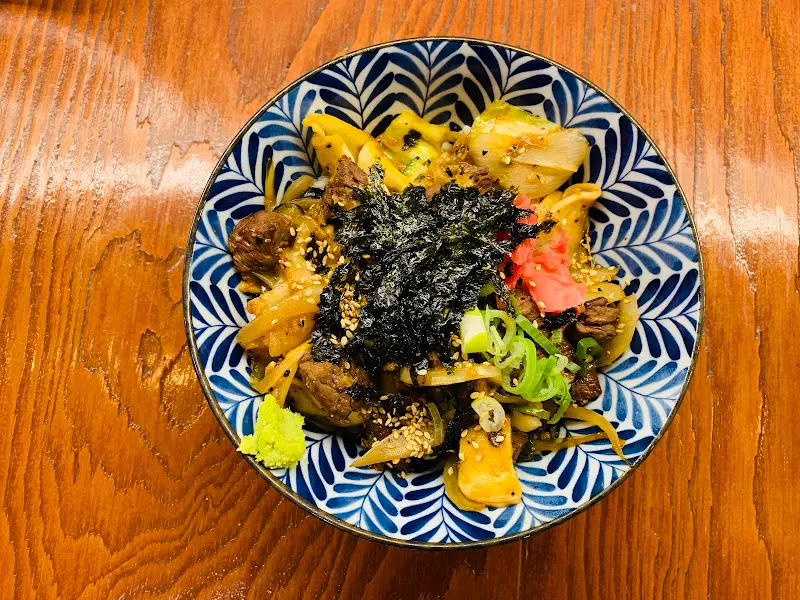 소고기 덮밥 항공샷. 깔끔한 플레이팅이 돋보인다.