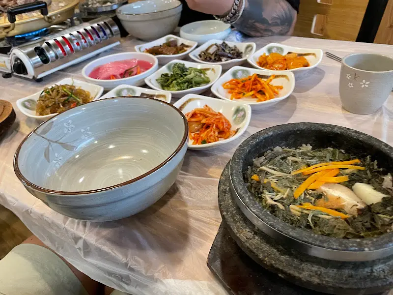 눈개승마 돌솥밥과 반찬