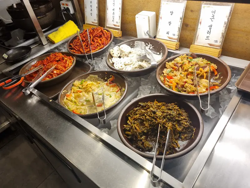 다양한 반찬이 준비된 셀프바