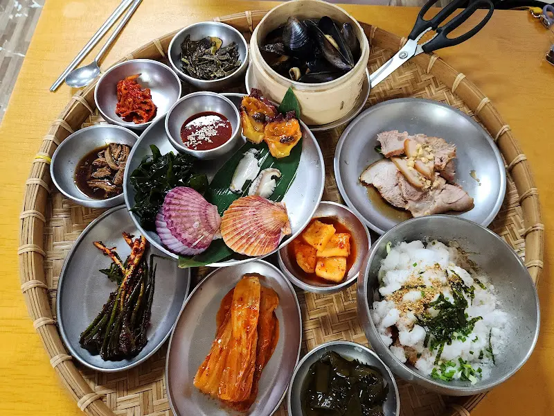 다채로운 반찬들이 정갈하게 담겨 쟁반에 놓인 모습