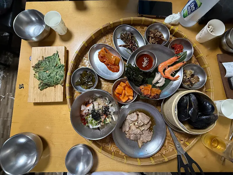 전체 상차림을 위에서 찍은 사진