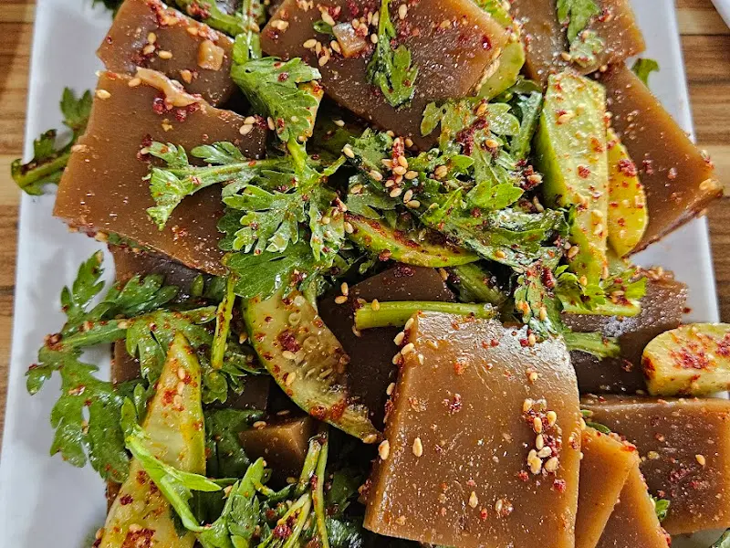 푸짐하게 담긴 묵무침