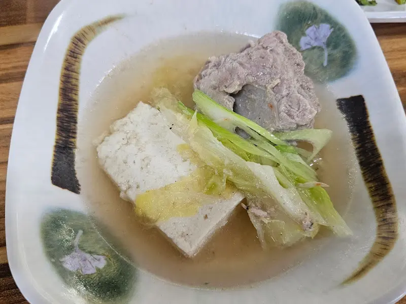 젓국갈비 한 그릇. 갈비와 두부, 채소가 조화롭게 담겨 있다.