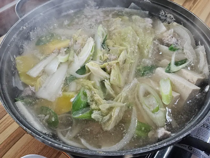 젓국갈비가 끓고 있는 모습. 따뜻한 김이 피어오른다.