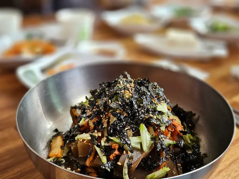 고소한 김가루가 듬뿍 뿌려진 묵무침
