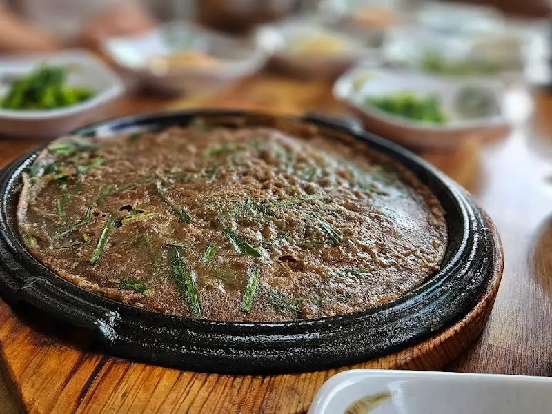 뜨겁게 달궈진 철판에 담겨 나오는 묵전