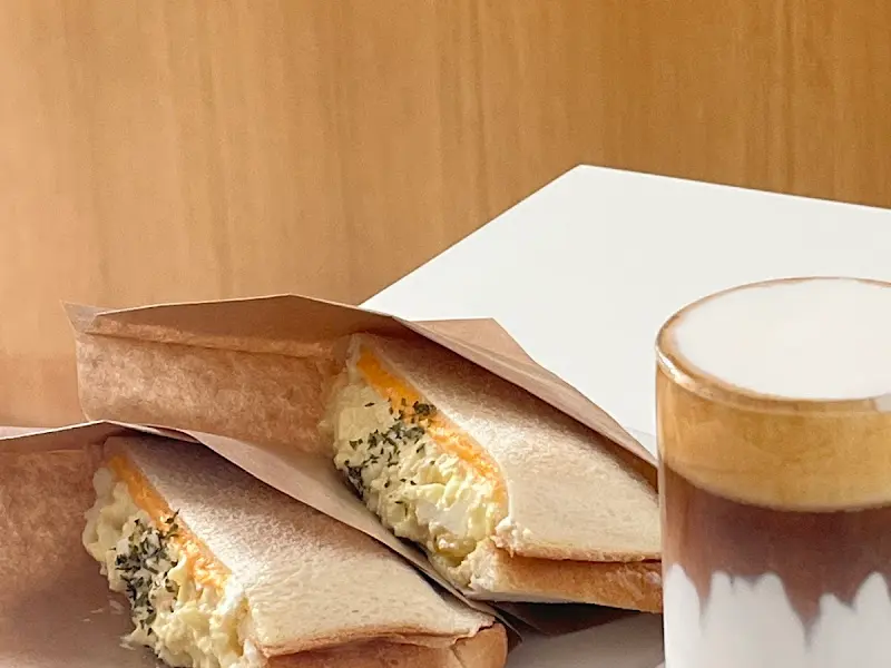 에그 샌드위치와 시그니처 커피