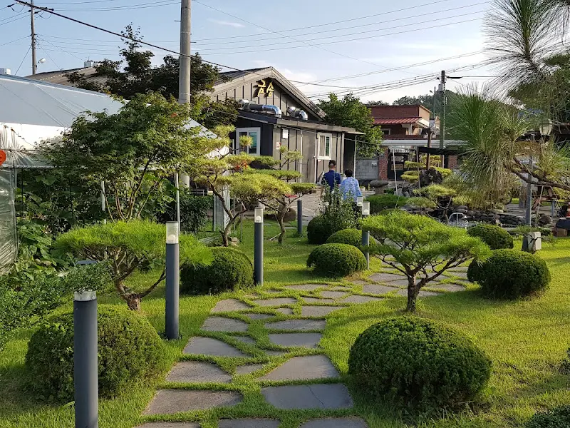 금송가든 정원의 낮 풍경