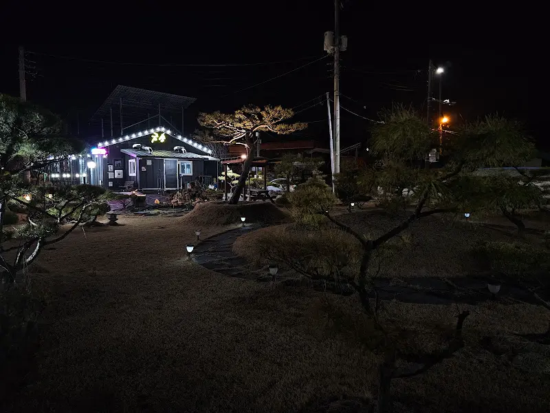 밤의 정원 풍경