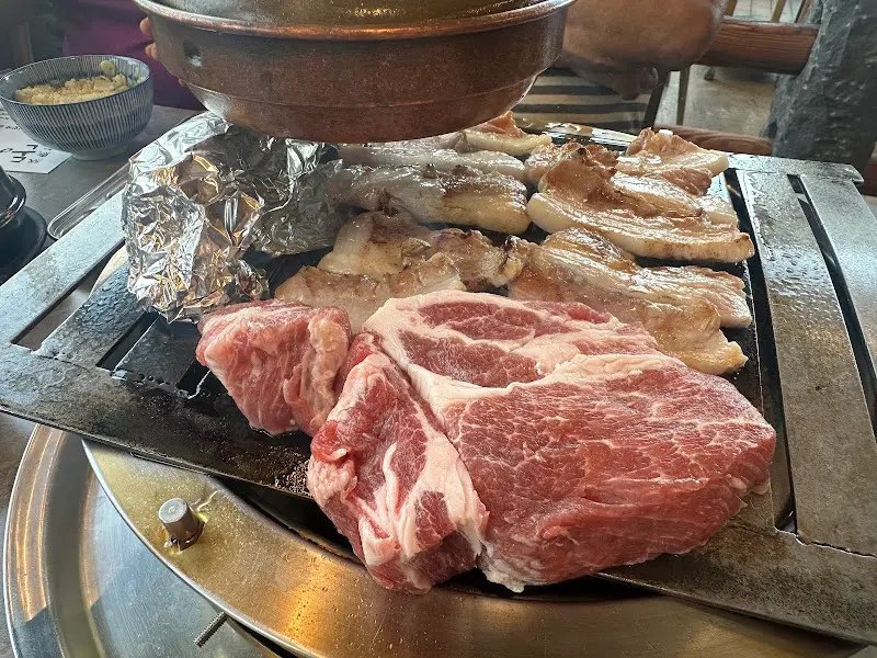 돈이랑 흑돼지 굽는 모습