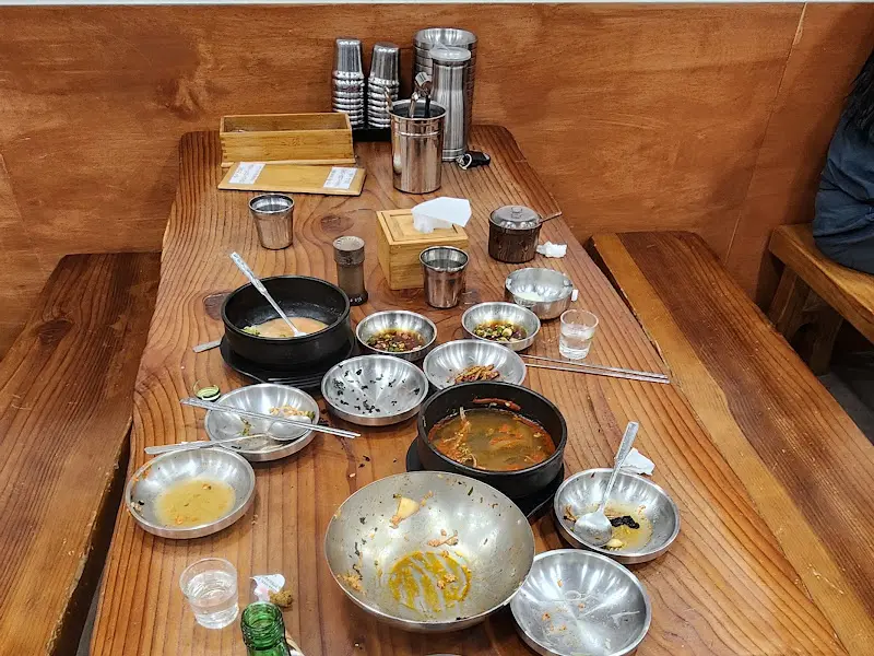 수육과 설렁탕이 놓인 테이블