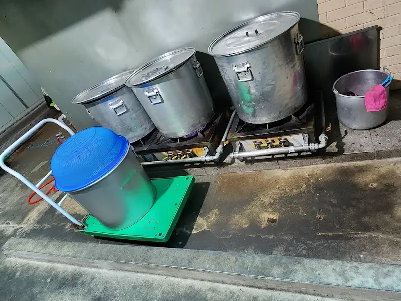 육개장을 끓이는 모습