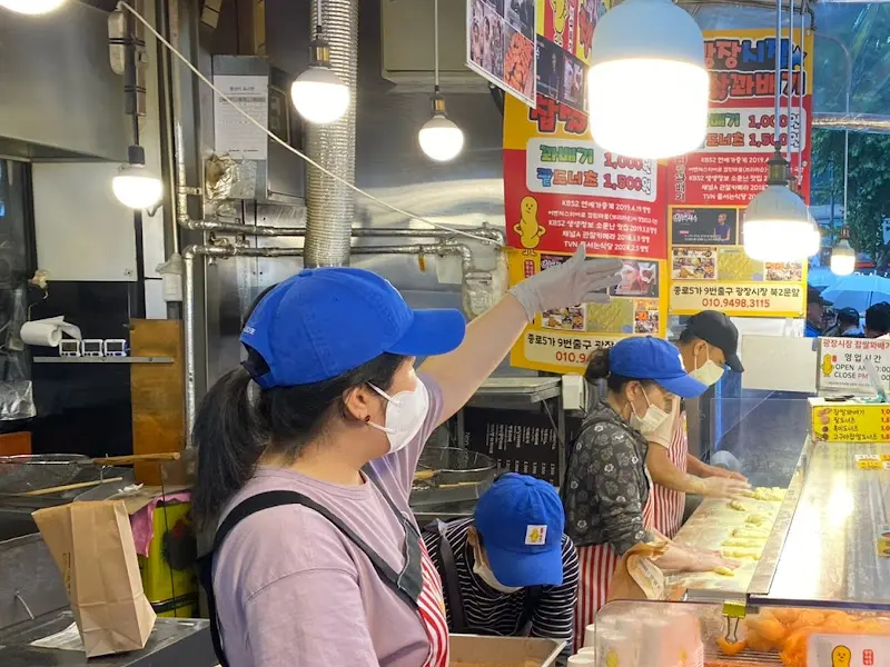 찹쌀꽈배기를 만드는 직원들의 모습