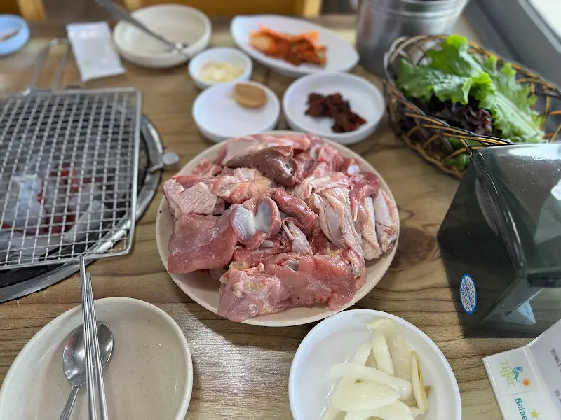 테이블 위에 놓인 닭구이 한 상 차림