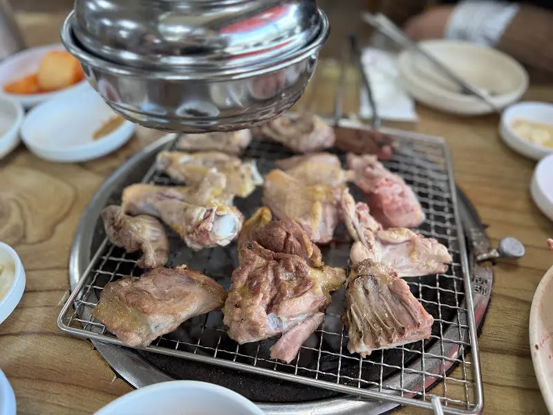 숯불 위에서 맛있게 익어가는 닭구이