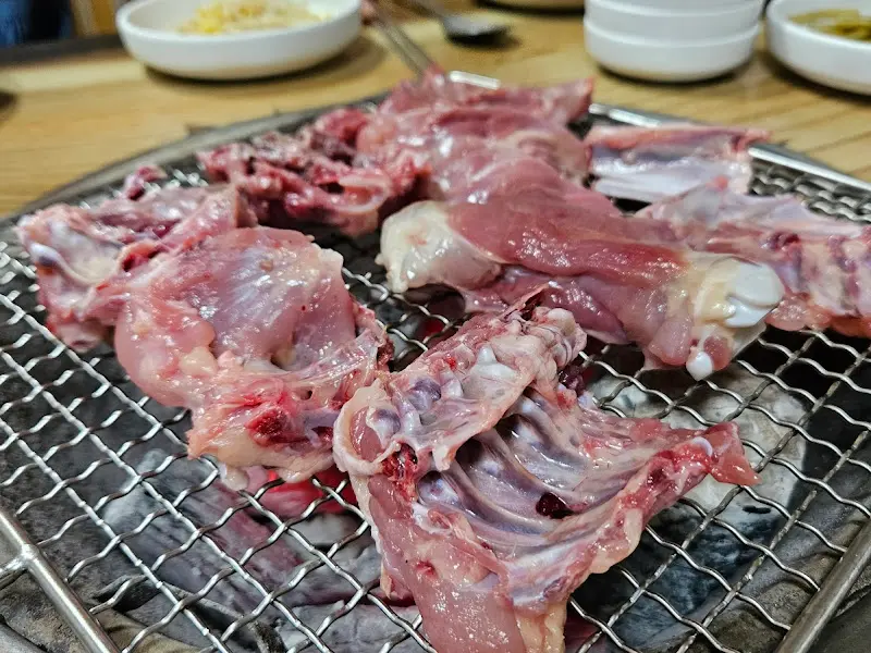 숯불 위에 올려진 신선한 닭고기