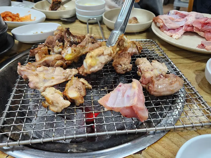 숯불 위에서 익어가는 닭고기