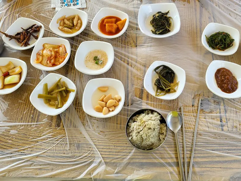 정갈하고 푸짐한 밑반찬