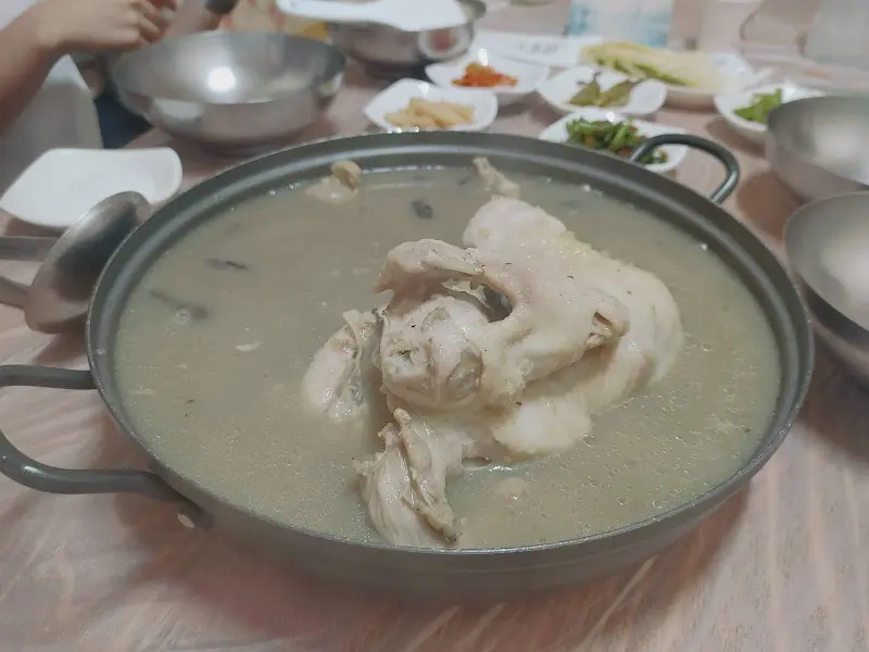 푸짐한 토종닭 백숙
