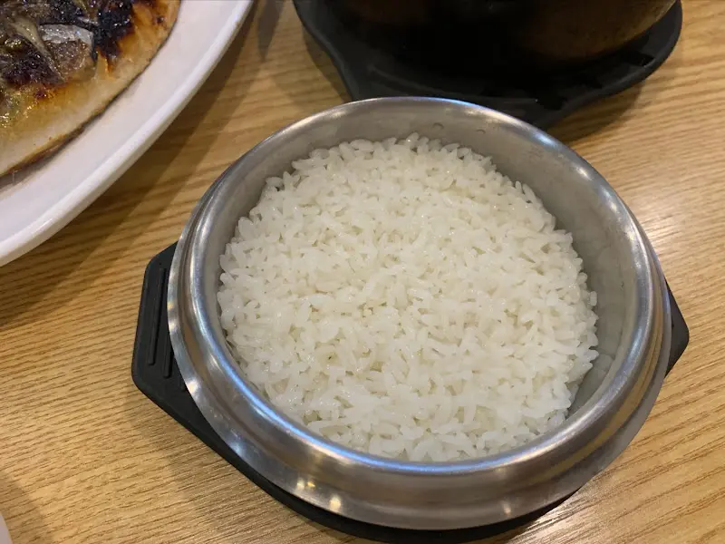 윤기가 흐르는 갓 지은 솥밥