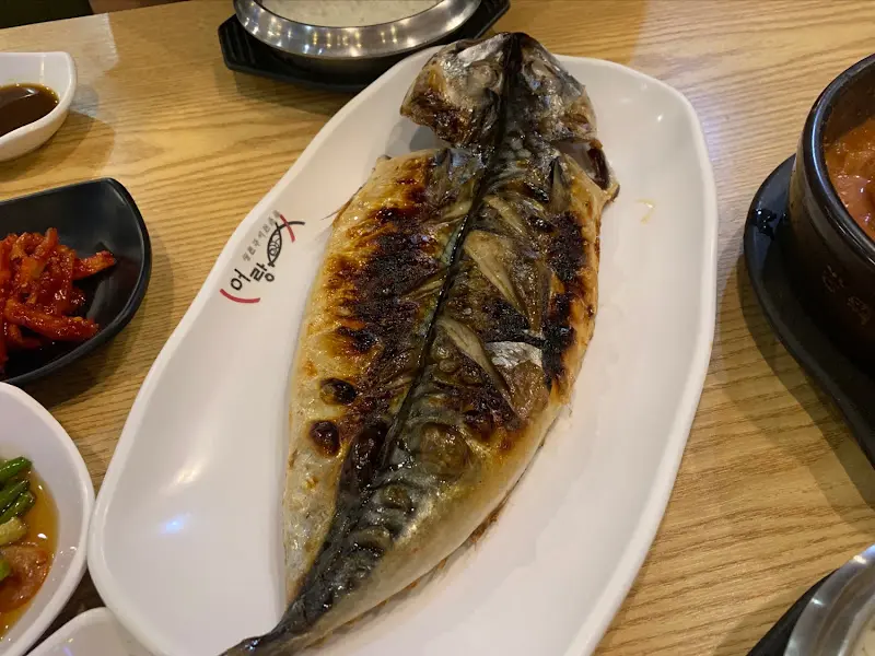 큼지막한 고등어 구이 한 마리가 통째로