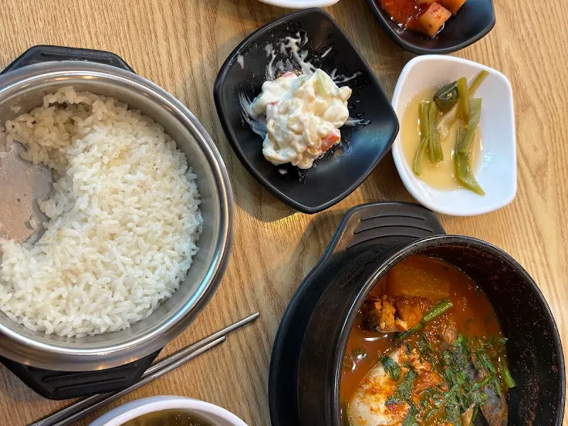 고등어 무 조림과 솥밥 한 상 차림