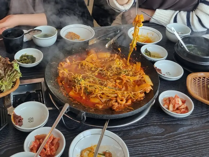 흑돼지 두루치기가 담긴 넓은 돌판