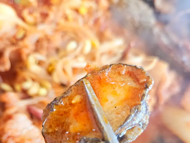 집게로 들어올린 흑돼지