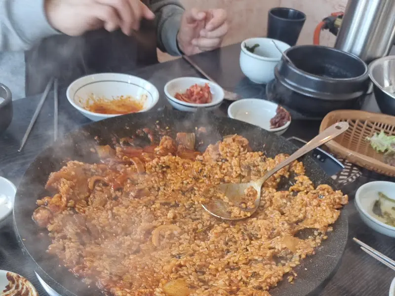 돌판 위에 펼쳐진 볶음밥
