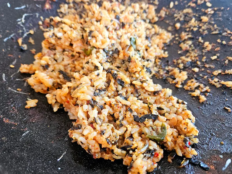 돌판에 눌러붙은 볶음밥