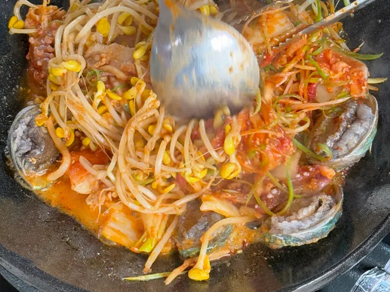 두루치기를 볶는 모습