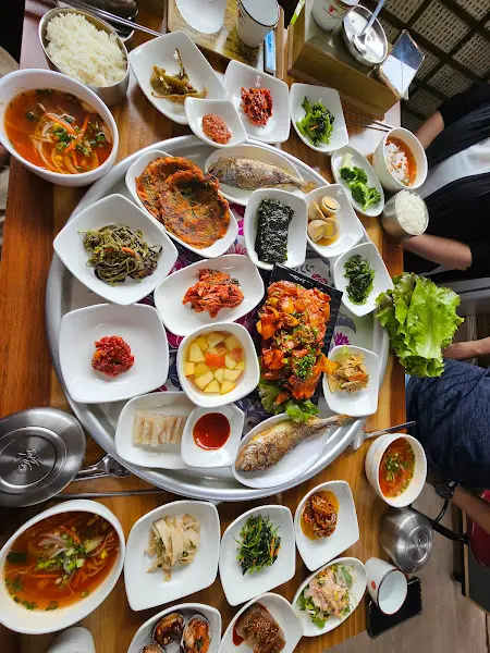 다양한 반찬들이 가득한 백반