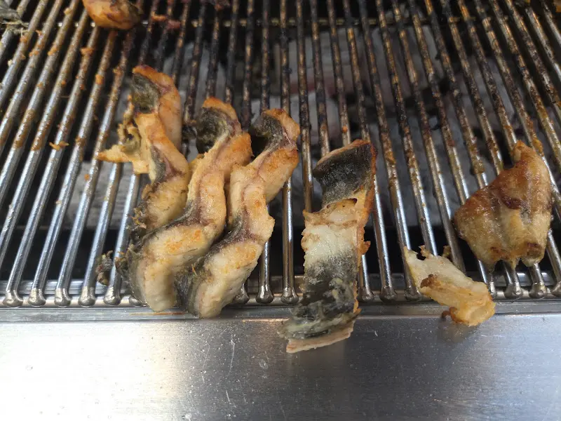 숯불 위에서 노릇하게 구워지고 있는 장어