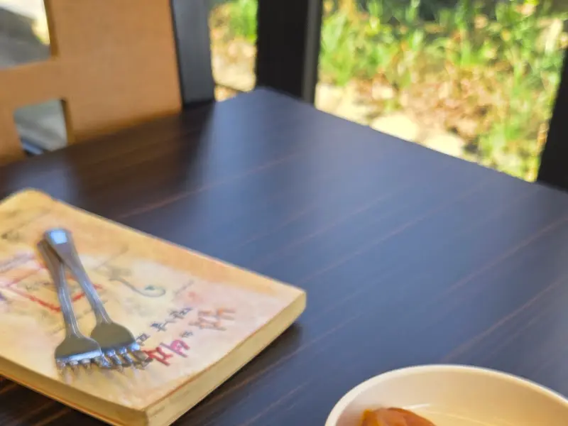 테이블 위에 놓인 식기와 책