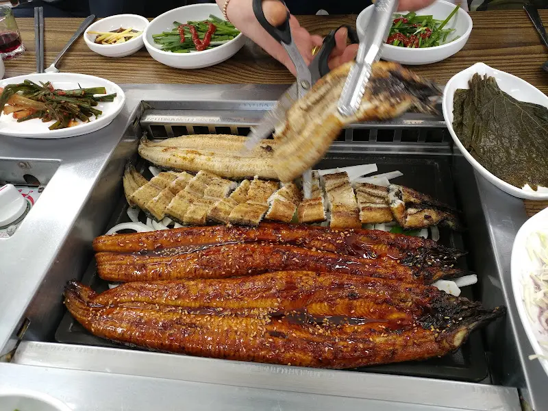 장어를 손질하는 모습